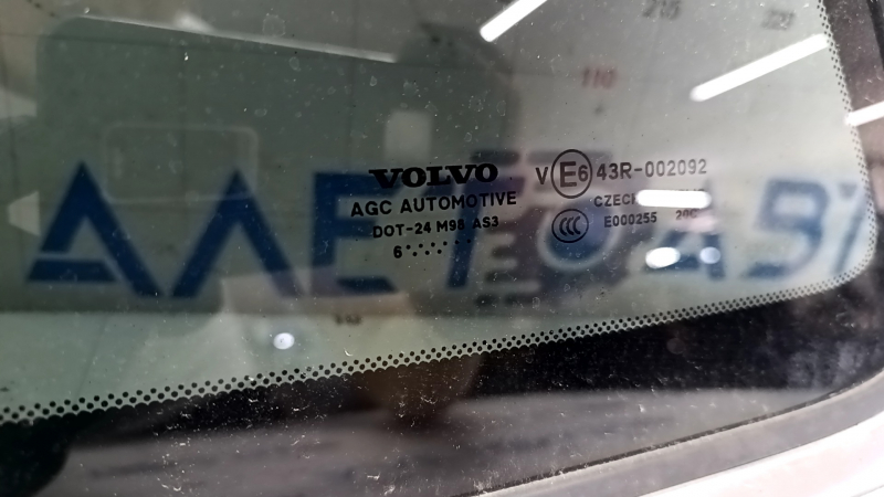 Маркировка оригинального стекла Volvo, подтверждающая его подлинность для XC90 2016-2022.