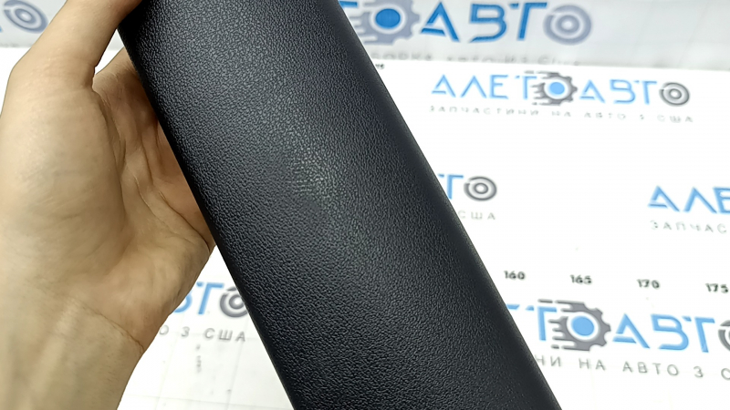 Обшивка двери багажника правая Kia Niro 23-26 черная, царапины