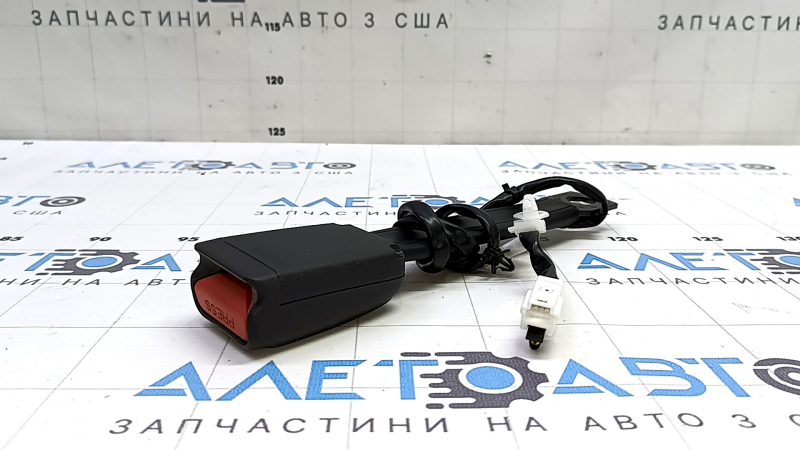 Деталь водительского ремня Infiniti QX50 2019-2025, фокус на защелку.