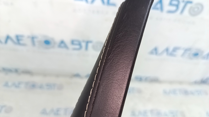 Детальный вид накладки центральной консоли на участке шва, кожа наппа, черная