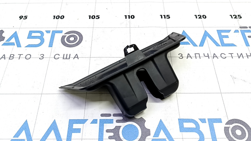 Накладка замка двери багажника Toyota Prius 50 16-22 царапины, трещина в креплении