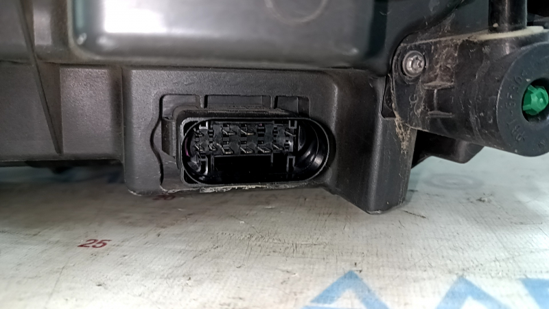 Фара передняя правая в сборе Volvo XC90 16-18 LED, паутинка, царапины, под полировку