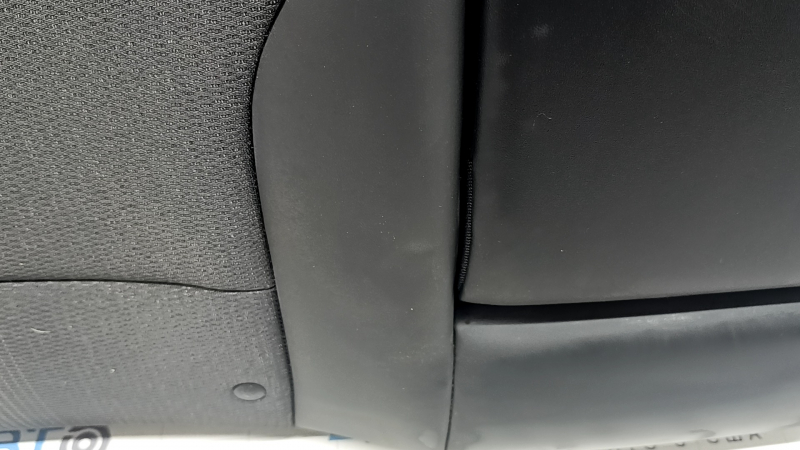Детали комбинированного материала спинки заднего сиденья Kia Niro, видимые следы использования