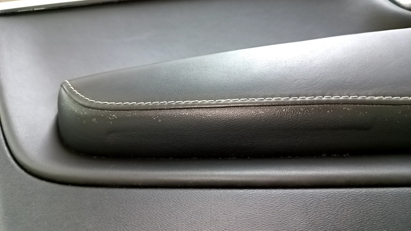 Обшивка двери карточка задняя левая Volvo XC90 16-22 кожа черная, под шторку, подлокотник и вставка черная кожа наппа, молдинг грецкий орех, Bowers & Wilkins, царапины, под химчистку