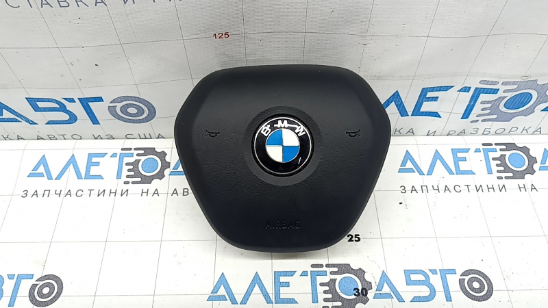 Подушка безопасности для руля BMW X3 G01 2018-2023, вид спереди с логотипом на черном фоне.