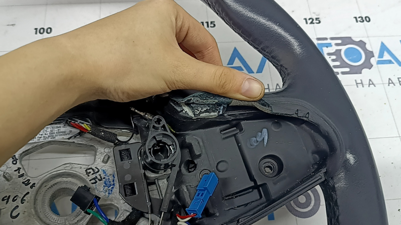Руль голый BMW X3 G01 18-24 кожа, черный, с подогревом, под лепестки, царапины, потерт, расклеился, надрывы
