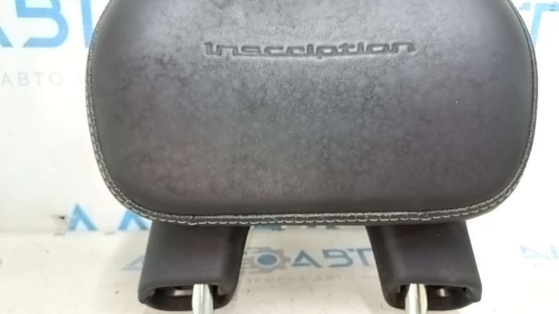 Расположение подголовника в интерьере сидения Volvo XC90, видно состояние поверхности.
