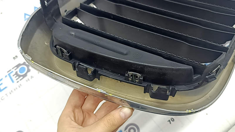 Решетка радиатора grill левая BMW X3 G01 18-21 ноздря, хром обрамление+ серая решетка, сломаны крепления, песок