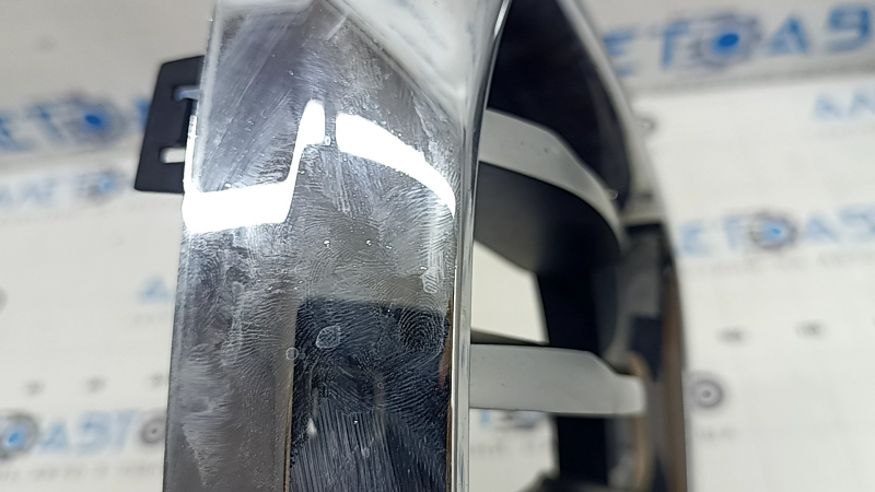 Решетка радиатора grill левая BMW X3 G01 18-21 ноздря, хром обрамление+ серая решетка, сломаны крепления, песок