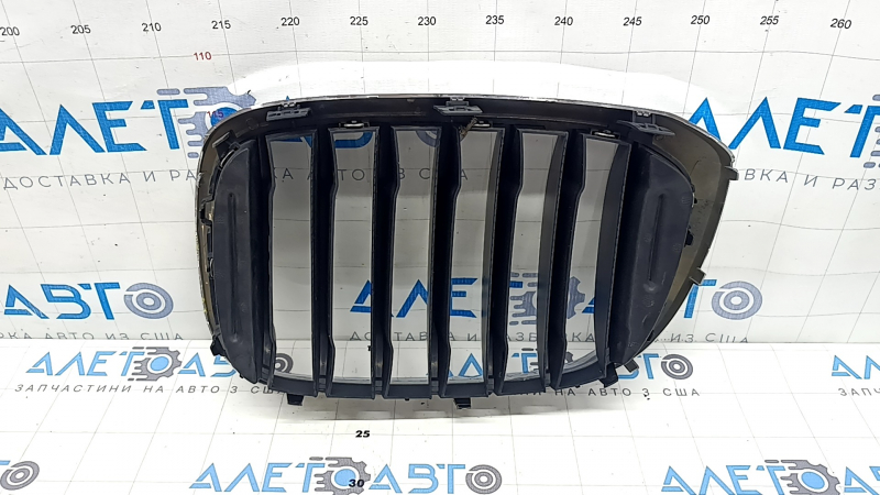 Решетка радиатора grill правая BMW X3 G01 18-21 ноздря, хром обрамление+ серая решетка, сломаны крепления, песок