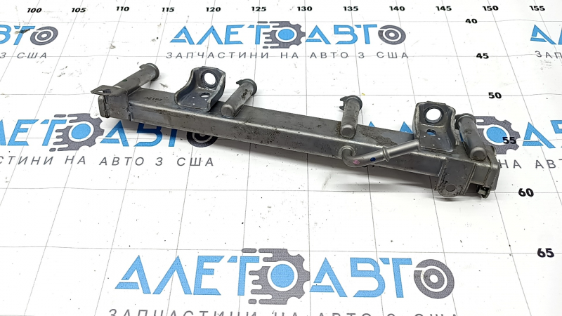 Оригинальная топливная рейка низкого давления для Форд РАВ 4 2019-2025, без видимых дефектов на фото.