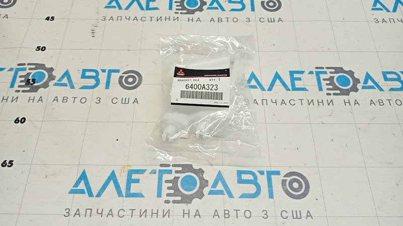 Кронштейн крепления фары левый Mitsubishi Outlander 22-26 нижний