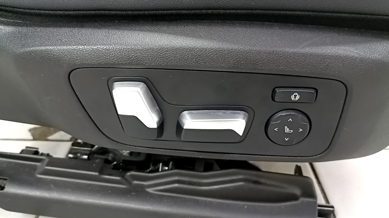 Кнопки управления электросиденьем на пассажирском сиденье BMW X3, в отличном состоянии.