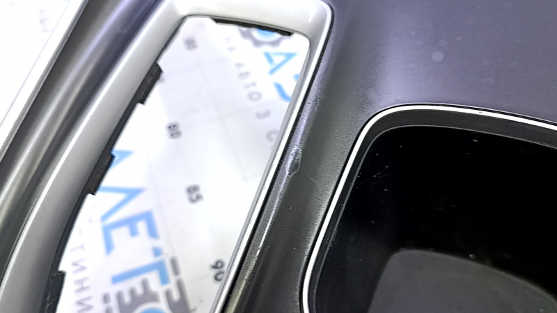 Крупный план накладки подстаканников Honda Accord, заметны царапины
