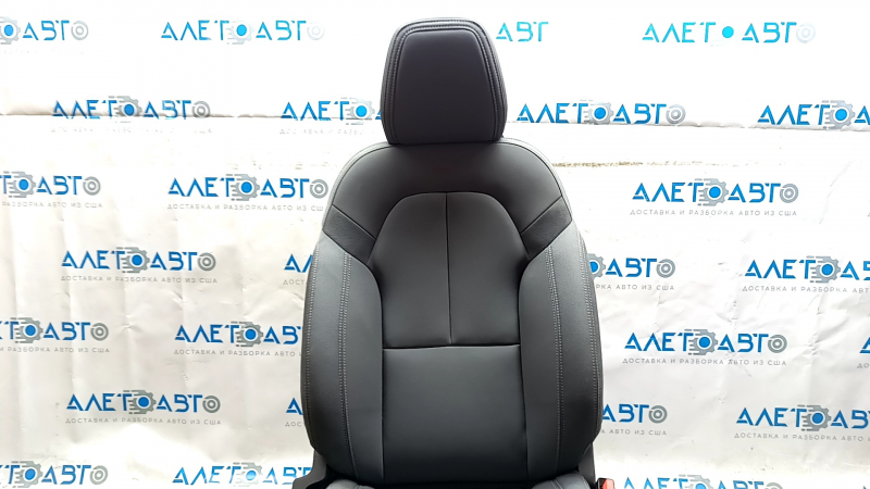 Передний взгляд на пассажирское сиденье Polestar 2 в светлых тонах с незначительными царапинами