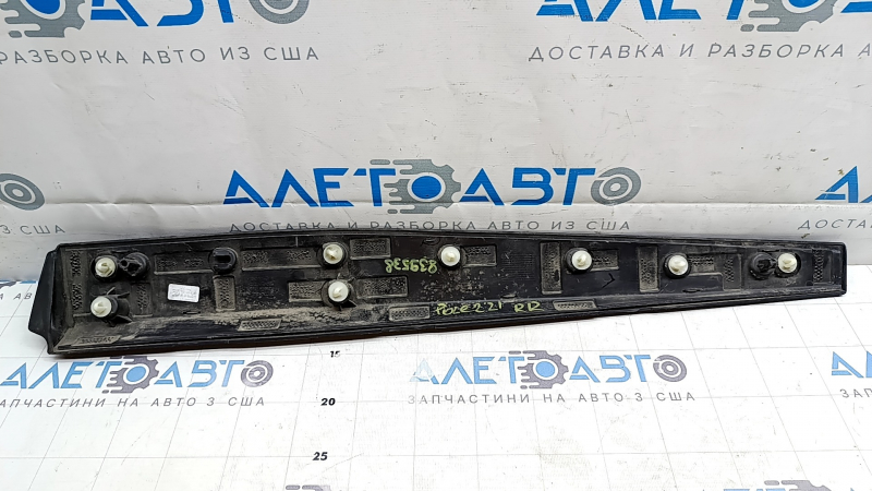 Обратная сторона накладки двери нижней правой Polestar 2, видно состояние крепежных элементов