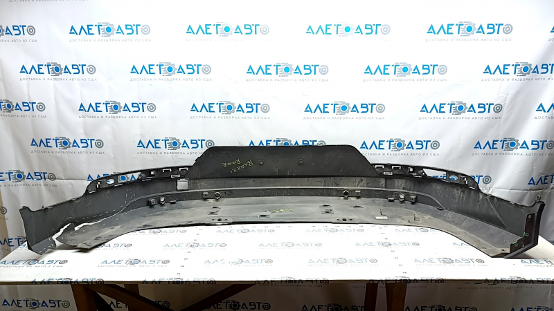 Задний бампер Polestar 2 2021-2025, вид с задней стороны, демонстрирует внутреннюю часть.