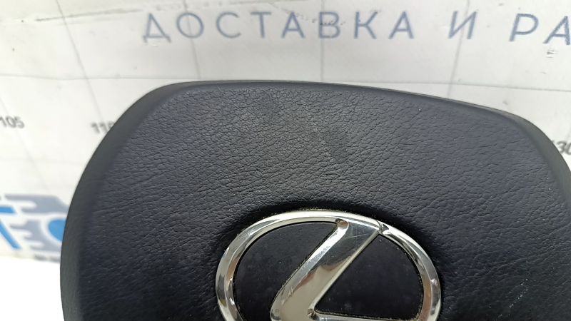 Крупный план верхней части подушки безопасности Lexus, видны следы использования