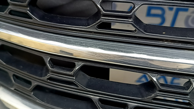 Решетка радиатора grill с каркасом и хромом в сборе Ford Explorer 20-24 с эмблемой, XLT, песок, трещина на эмблеме, нет фрагмента на эмблеме