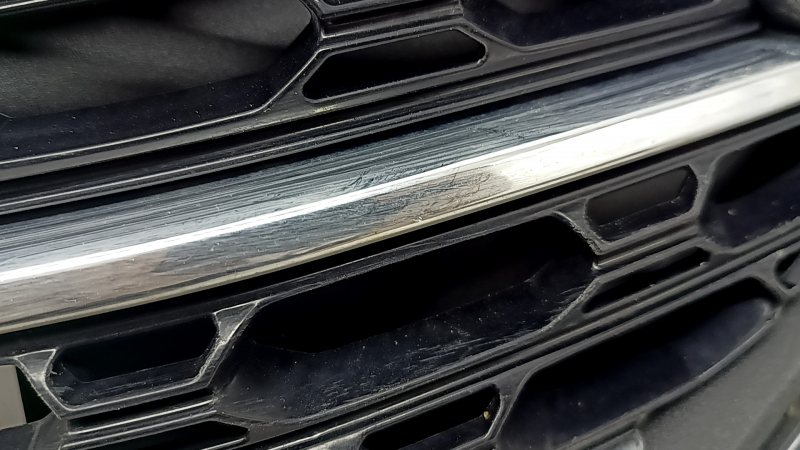 Решетка радиатора grill с каркасом и хромом в сборе Ford Explorer 20-24 с эмблемой, XLT, песок, трещина на эмблеме, нет фрагмента на эмблеме