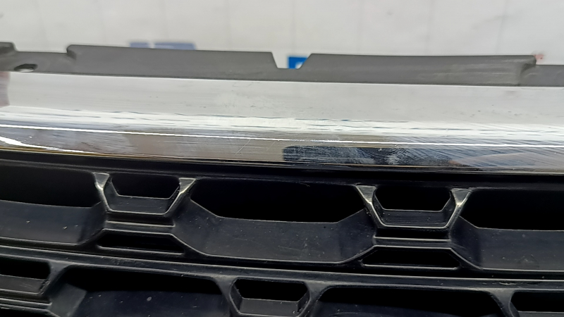 Решетка радиатора grill с каркасом и хромом в сборе Ford Explorer 20-24 с эмблемой, XLT, песок, трещина на эмблеме, нет фрагмента на эмблеме