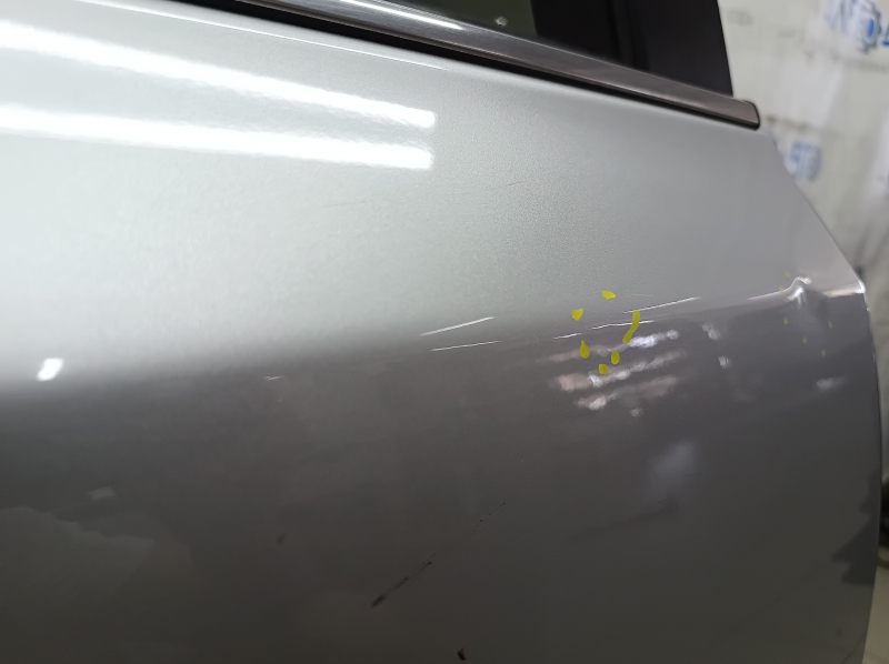 Деталь с мелкими царапинами на поверхности, задняя правая дверь Lexus CT200h 11-17.