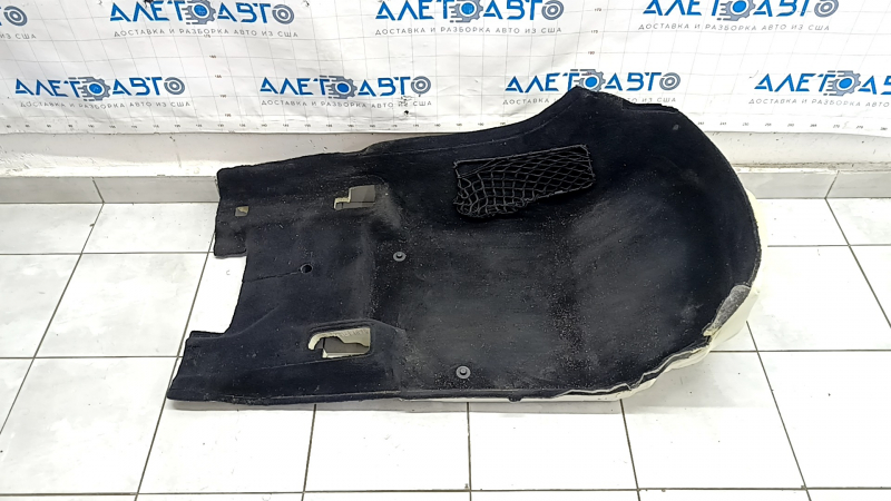 Покрытие пола для Mercedes GLE-class W167 2020-2026 с признаками использования.