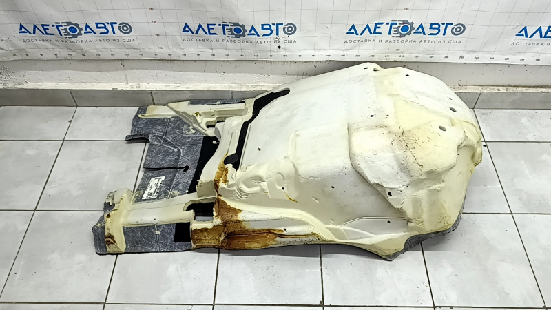 Детальная видимость повреждений на покрытии пола переднего правого пассажира Mercedes GLE 350 450.