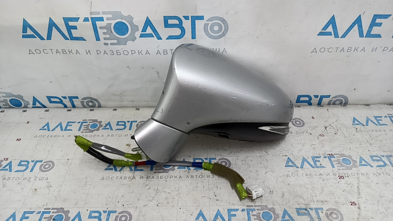 Левое зеркало для Lexus CT200h 2011-2013, серебристый цвет, имеется царапина.