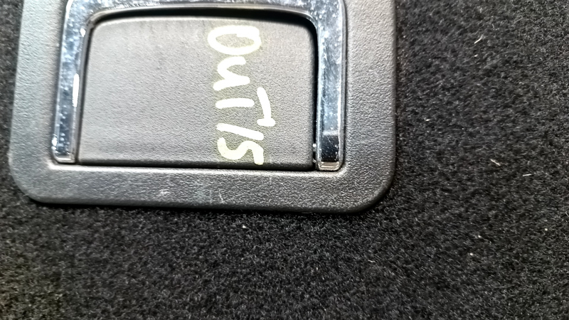 Пол багажника центральный Subaru Outback 15-17 черный, царапины на ручке