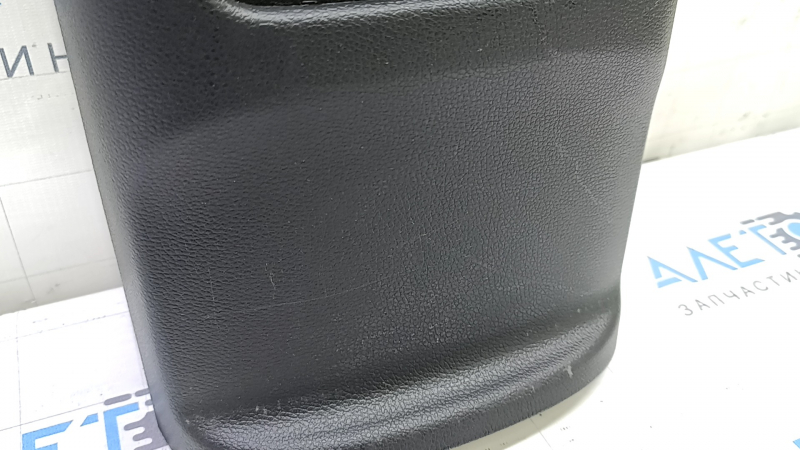 Потертости и дефекты на черной накладке центральной консоли Honda CR-V 2017-2022