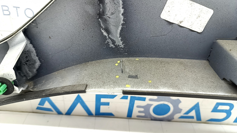 Б close-up на область повреждения накладки крышки багажника Honda