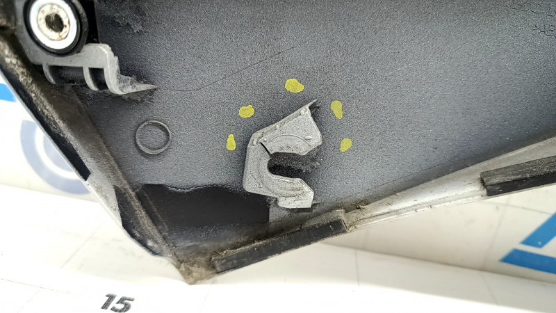 Фото повреждённой зоны крепления на накладке крышки багажника Honda Insight
