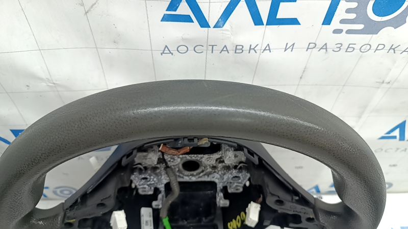 Вид сзади на рулевое колесо Honda Insight 2019-2022, акцент на задней накладке.