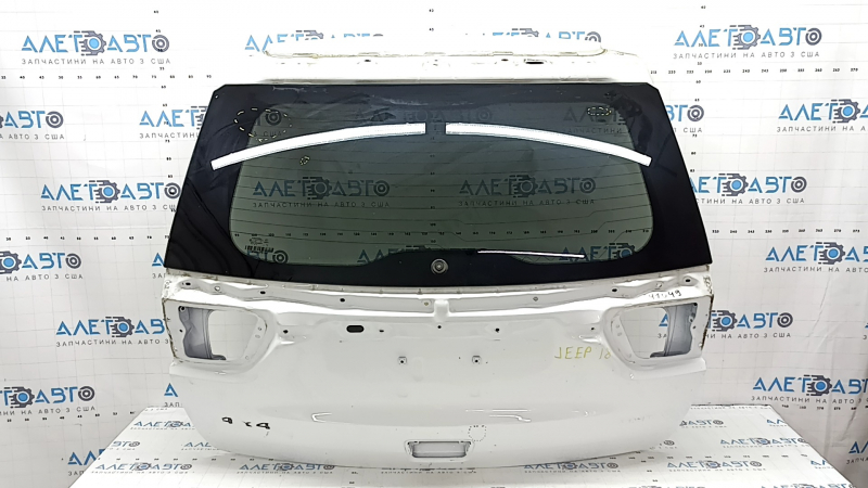 Дверь багажника голая со стеклом Jeep Grand Cherokee WK2 14-21 тонировка, белый PW7, крашена 0.2, царапины на стекле, вмятина