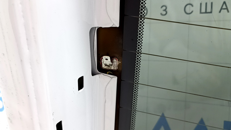 Дверь багажника голая со стеклом Jeep Grand Cherokee WK2 14-21 тонировка, белый PW7, крашена 0.2, царапины на стекле, вмятина
