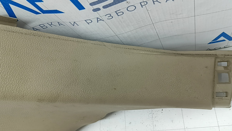 Обшивка арки левая Jeep Grand Cherokee WK2, крупный план материала, мелкие царапины и повреждения.