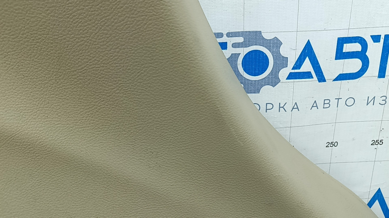 Текстура бежевой обшивки арки Jeep Grand Cherokee WK2, высокое разрешение для оценки состояния.