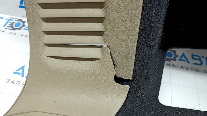 Обшивка арки левая Jeep Grand Cherokee WK2 18-20 бежевая, под электропривод, с крючками, царапины, трещина, под чистку