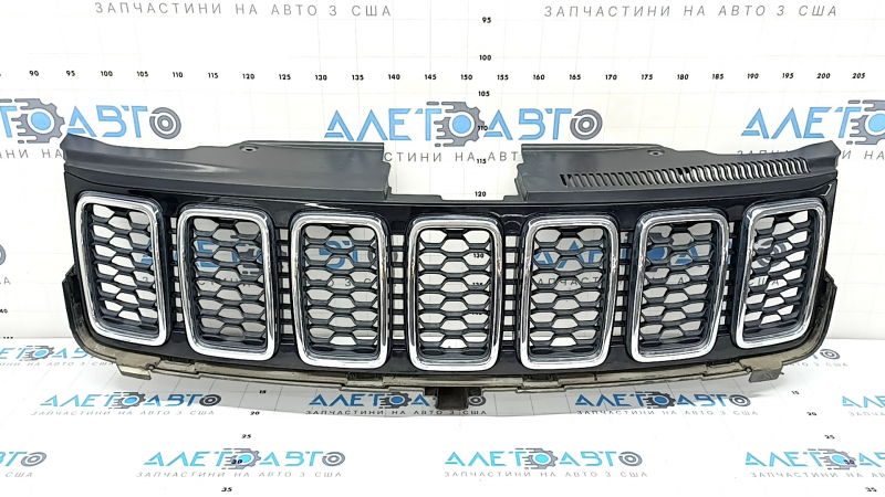 Решетка радиатора для Jeep Grand Cherokee 2011-2022, обрамление черного глянца с легкими потертостями