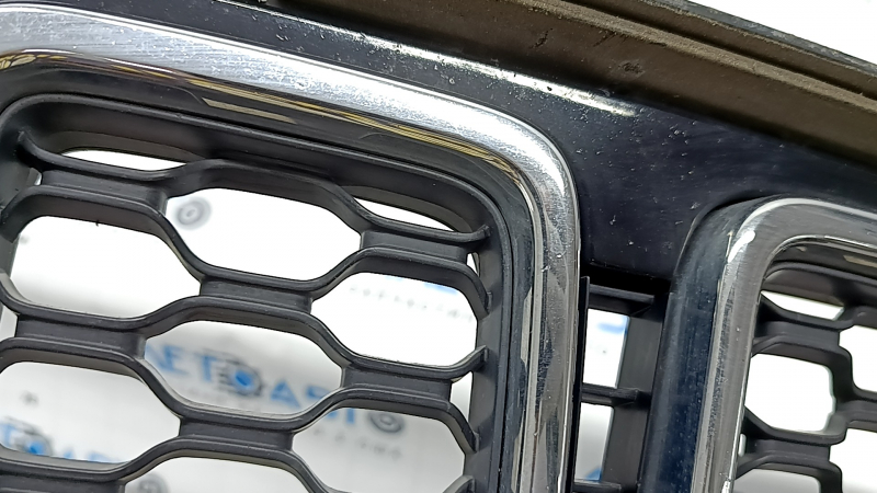 Вид на элементы решетки радиатора Jeep, заметны потертости и следы использования