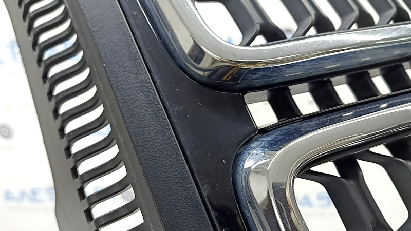 Решетка радиатора grill Jeep Grand Cherokee WK2 17-21 в сборе соты хром, обрамление черный глянец, песок