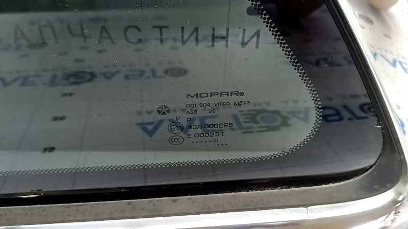 Оригинальная форточка Jeep Grand Cherokee 2011-2022 с маркировкой MOPAR , крупный план стекла