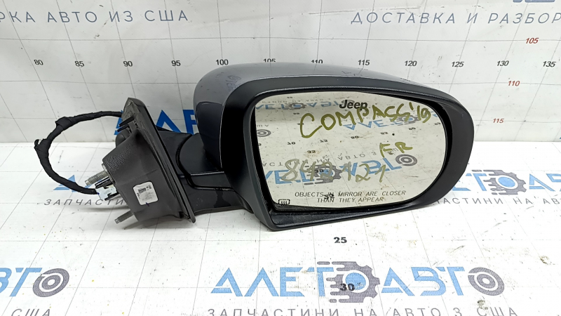 Боковое зеркало для Jeep Compass (2017-2026) с незначительными повреждениями и подогревом.