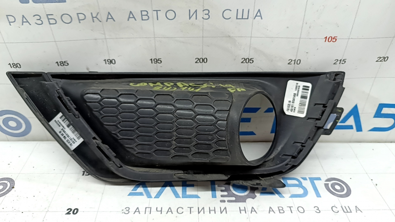 Решетка бампера правая Jeep Compass 17-21 под птф с молдингом структура, надломано крепления, песок