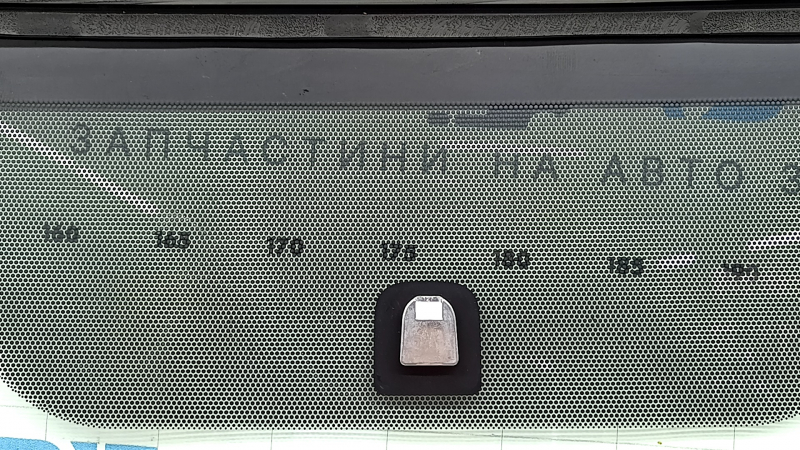Лобовое стекло Toyota Prius 30 10-15 воздух по кромке, песок, скол