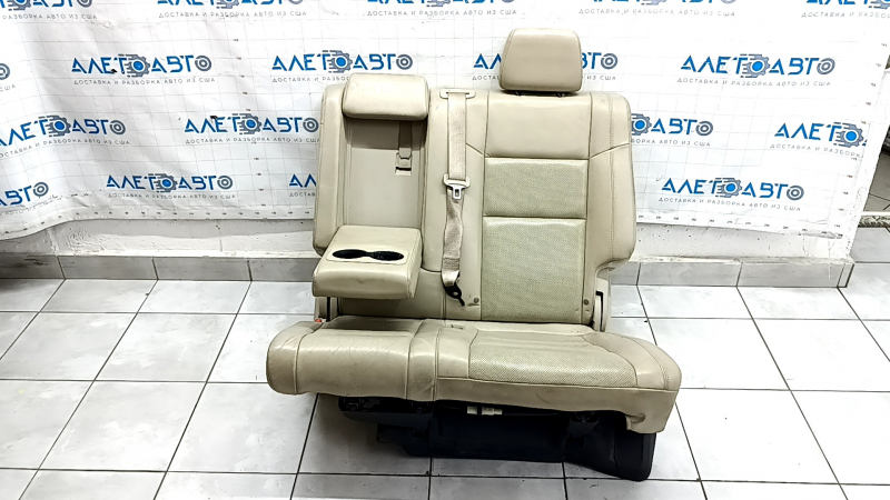 Сиденье заднего ряда Jeep Grand Cherokee (2011-2022) с подлокотником и дефектами.