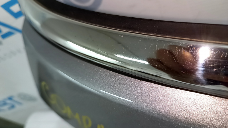 Накладка двери багажника Jeep Compass 17-21 под стеклом, с хром молдингом, с планкой подсветки номера, с проводкой, царапины