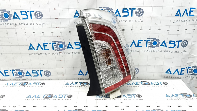 Фонарь правый Toyota Prius 30 13-15 рест, царапины, мусор под стеклом