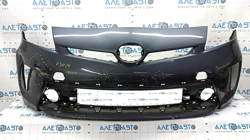 Передний бампер Toyota Prius 2010-2015, с дефектами: надрывы и примятия, требует ремонта.